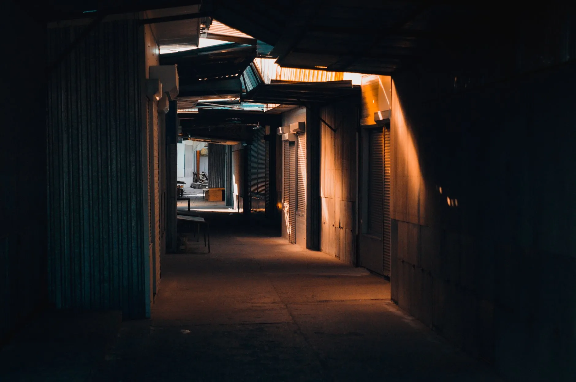 社区日间照料与居家照护服务模式对比分析